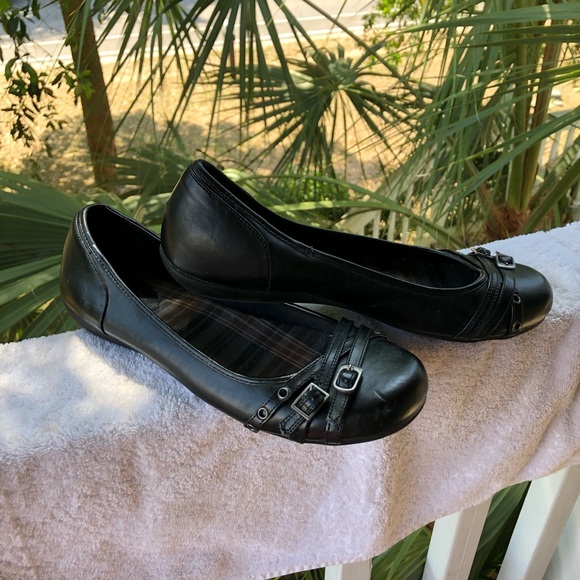 Hot Kiss Shoes - Hot Kiss women’s black flats size 8 with buckles